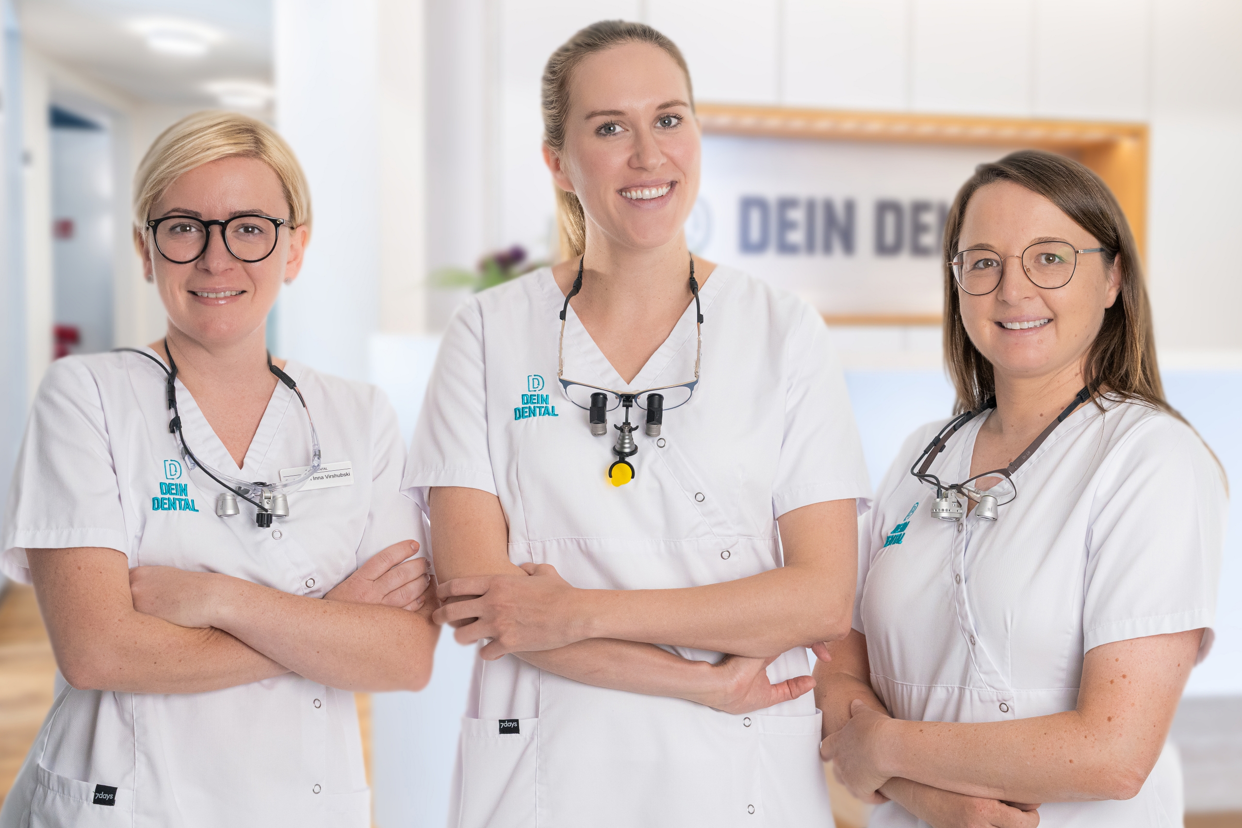 Das Team der Zahnärztinnen DEIN DENTAL Stammham vor der Rezeption